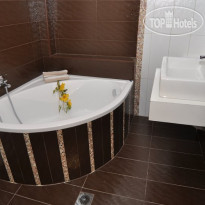 B. Home Studios Джакузи