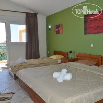 Christos Studios Трёхместный номер