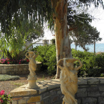 Irida Resort Suites Refreshing douche with statues