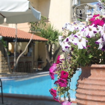 Lolas Apartments 