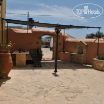 Skandalis Traditional Suites Территория отеля