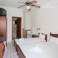 Manolis & Marias Hotel