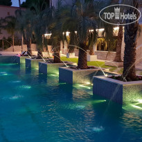 CALMA Holiday Villas вечерний бассейн