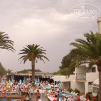 Cala San Miguel Ibiza Resort Curio Collection by Hilton Терраса у бассейна