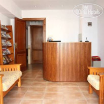 Llevant Apartments Вестибюль