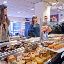 Pere Tarres Youth Hostel 