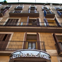 Arc La Rambla Façade of the building