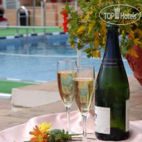 Los Seises by Fontecruz У бассейна