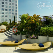 Sercotel Sorolla Palace Терраса у бассейна.