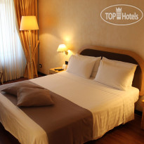 De La Ville Hotel  