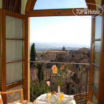 Leon Bianco Room vith view on the valley