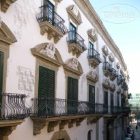 Palazzo Lungarini B&B the precious baroque facade (1