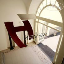 Seven Hostel Вход в отель