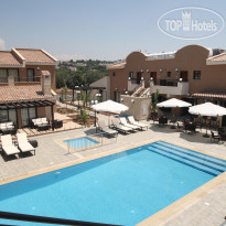 Avillion Holiday Apartment Complex Pool overview