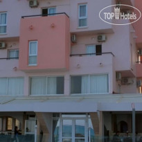 Mackenzie Beach Hotel & Apartments 