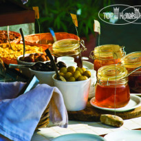 4 Reasons Hotel & Bistro 