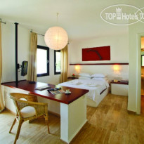 4 Reasons Hotel & Bistro 