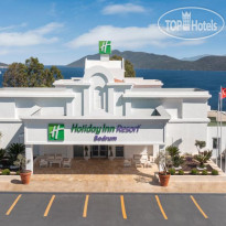 Holiday Inn Resort Bodrum Главный вход в отель с парковк