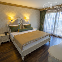 Azka Suite Room
