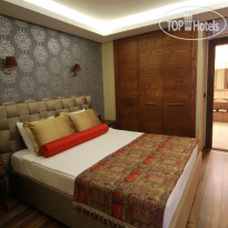 Azka Business Suite Room