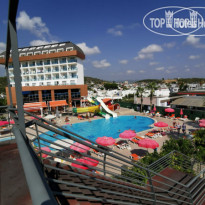 Throne Beach Resort & Spa По переходу к морю.