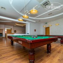 Commodore Elite Suites & Spa Game Room/ Pool
