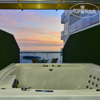 Azura Deluxe Resort & Spa Hotel
