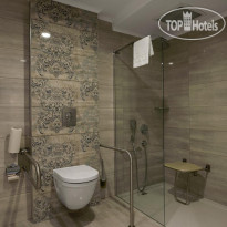 Blue Marlin Deluxe Spa & Resort Handicap bathroom
