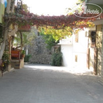 Homeros Pension & Guesthouse Вход на территорию отеля