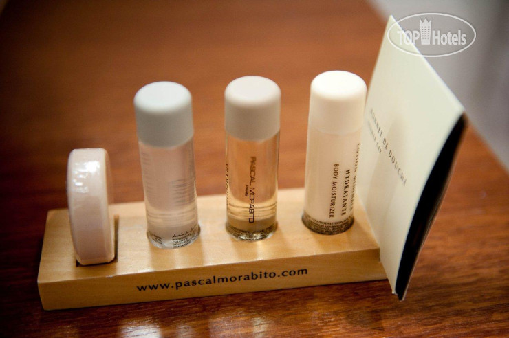 Новые добавленные фото туристов Westside Arc De Triomphe 4*