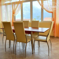 Villa Viktokija Обеденный стол