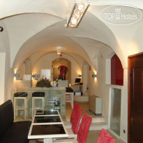 Golden Wheel Hotel 