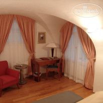 Golden Wheel Hotel 