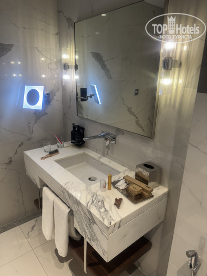 Holiday Inn Dubai Al-Maktoum Airport